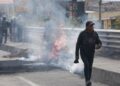 Un hombre deja a su espalda una barricada en Quito, EcuadorEuropa Press/Contacto/Ricardo Landeta