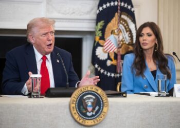 El presidente de Estados Unidos, Donald Trump, habla junto a la secretaria de Seguridad Nacional, Kristi Noem, durante una mesa redonda sobre antifa en el Comedor de Estado de la Casa Blanca, en WashingtonEuropa Press/Contacto/Francis Chung - Pool via CNP