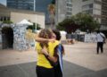 Dos israelíes se abrazan en Tel Aviv, donde se concentran ciudadanos para celebrar el acuerdo alcanzado entre Israel y Hamás.Ilia Yefimovich/dpa