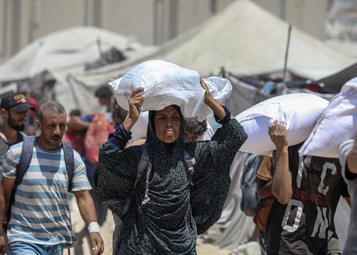 Archivo - Palestinos con sacos de harina en Yabalia, en el norte de la Franja de Gaza, tras la entrada de camiones con ayuda humanitaria a través del paso de Zikim en medio de la ofensiva del Ejército de Israel (archivo)Europa Press/Contacto/Omar Ashtawy - Archivo