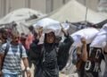 Archivo - Palestinos con sacos de harina en Yabalia, en el norte de la Franja de Gaza, tras la entrada de camiones con ayuda humanitaria a través del paso de Zikim en medio de la ofensiva del Ejército de Israel (archivo)Europa Press/Contacto/Omar Ashtawy - Archivo
