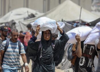Archivo - Palestinos con sacos de harina en Yabalia, en el norte de la Franja de Gaza, tras la entrada de camiones con ayuda humanitaria a través del paso de Zikim en medio de la ofensiva del Ejército de Israel (archivo)Europa Press/Contacto/Omar Ashtawy - Archivo