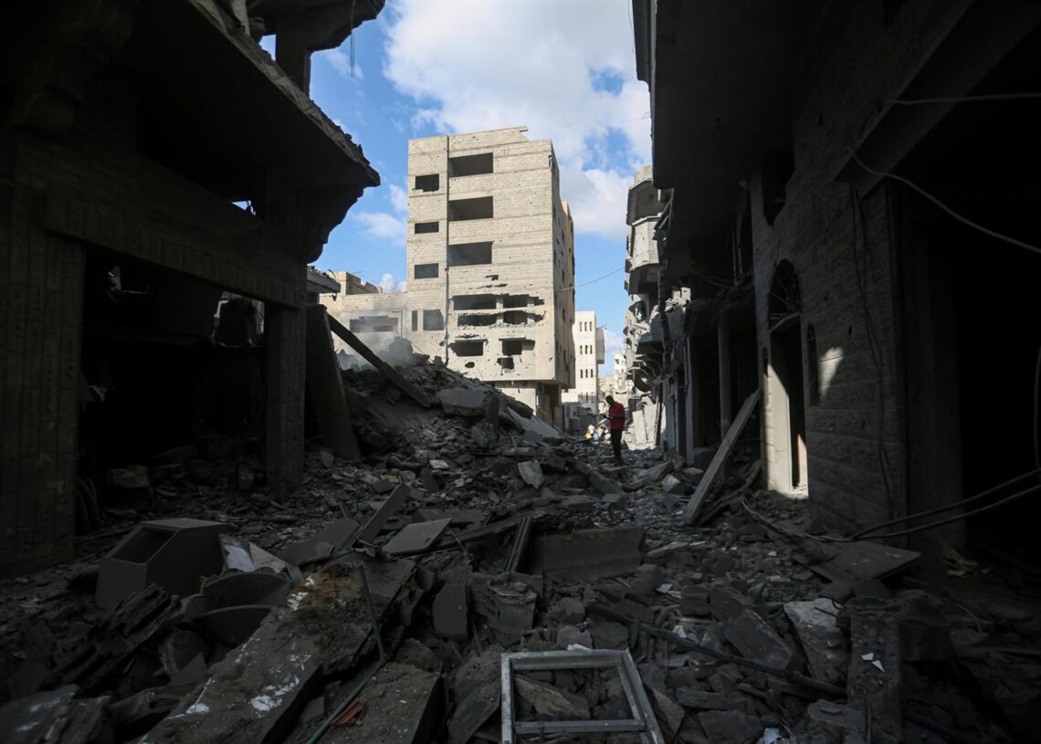 Daños materiales tras un bombardeo del Ejército de Israel contra el campamento de refugiados de Shati, en la Franja de Gaza (archivo)Europa Press/Contacto/Omar Ashtawy
