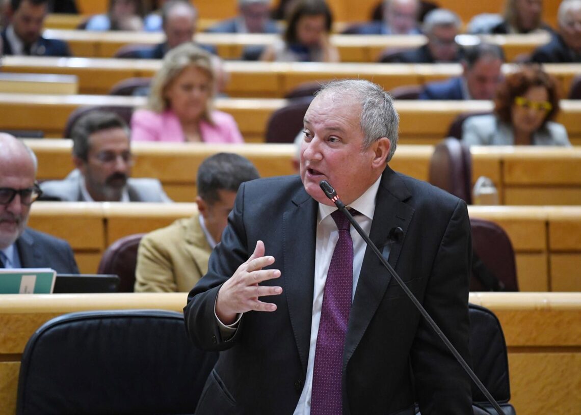 El ministro de Industria y Turismo, Jordi Hereu, y la ministra de Educación, Formación Profesional y Deportes, Pilar Alegría, durante una sesión de control al Gobierno, en el Senado, a 7 de octubre de 2025, en Madrid (España)Fernando Sánchez - Europa Press