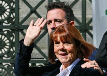 Gisèle Pelicot llega junto a su hijo al tribunal donde se estudia el recurso de uno de los hombres condenados por violarlaChristophe Simon/AFP/dpa