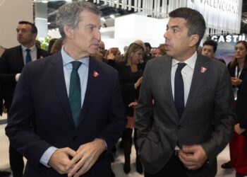 Archivo - El presidente del Partido Popular, Alberto Núñez Feijóo (i) y el presidente de la Generalitat valenciana, Carlos Mazón (d), conversan en el estand de la Comunidad Valenciana, durante su visita a la Feria Internacional de Turismo (FITUR), en IFEMEduardo Parra - Europa Press - Archivo