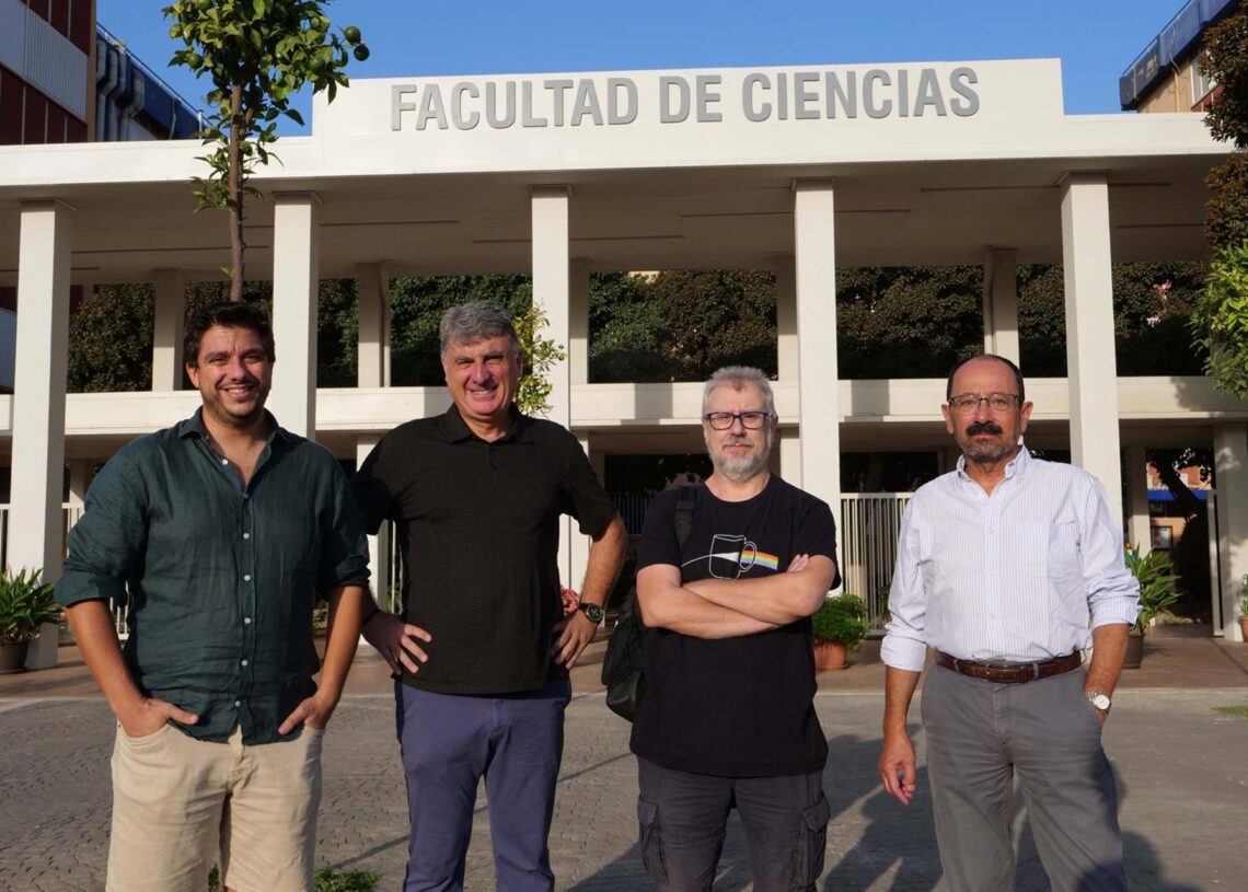 Equipo de investigadores de los Departamentos de Química Física y Química Orgánica de la Universidad de Málaga y del Laboratorio de Dendrímeros Biomiméticos y Fotónica de IbimaUMA