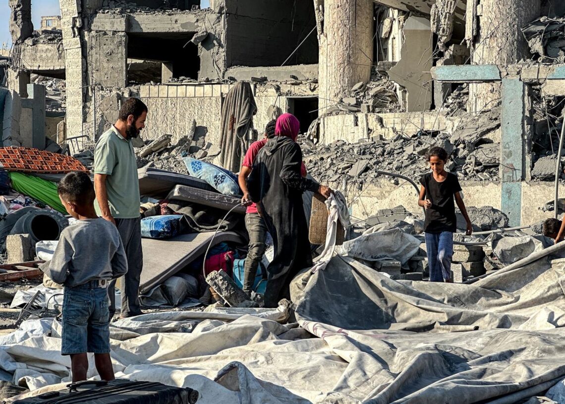 Archivo - Civiles palestinos entre los escombros de un edificio atacado en la Franja de GazaEuropa Press/Contacto/Khasan Alzaanin - Archivo