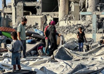 Archivo - Civiles palestinos entre los escombros de un edificio atacado en la Franja de GazaEuropa Press/Contacto/Khasan Alzaanin - Archivo