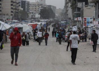 Archivo - Palestinos en una calle de la ciudad de Gaza en medio de la ofensiva militar de Israel contra la Franja de Gaza (archivo)Omar Ashtawy/APA Images via ZUMA / DPA - Archivo