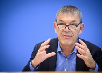 Archivo - El comisionado general de la Agencia de Naciones Unidas para los Refugiados de Palestina en Oriente Próximo (UNRWA), Philippe Lazzarini, durante una rueda de prensa en la capital de Alemania, Berlín (archivo)Bernd von Jutrczenka/dpa - Archivo