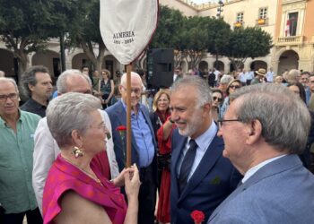El ministro de Política Territorial y Memoria Democrática, Ángel Víctor Torres, conversa con asistentes al acto de inhumación y homenaje a 'Los Coloraos' celebrado en la Plaza Vieja de Almería.SUBDELEGACIÓN