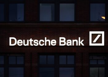 Archivo - 04 April 2023, Saxony, Dresden: El logo de Deutsche Bank iluminado en una fachadaRobert Michael/dpa - Archivo