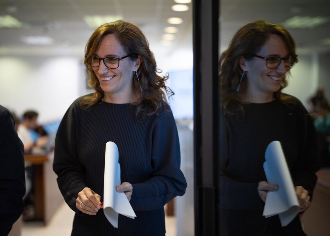 La ministra de Sanidad, Mónica García, ofrece declaraciones a la prensa tras la reunión extraordinaria del pleno del Consejo Interterritorial del Sistema Nacional de Salud (CISNS), a 8 de octubre de 2025, en Madrid (España).Alejandro Martínez Vélez - Europa Press