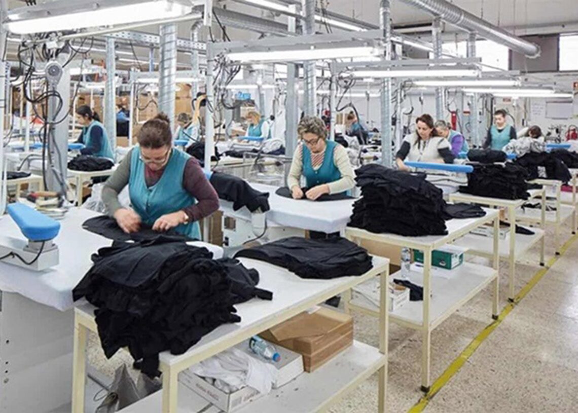 Archivo - Trabajadoras de la industrial del textil y la confecciónUGT FICA - Archivo