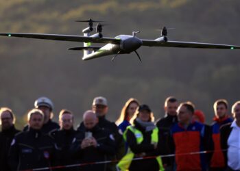 Un dron especial para reconocimiento en casos de desastre aterriza frente al público durante una presentación en Alemania.Karl-Josef Hildenbrand/dpa