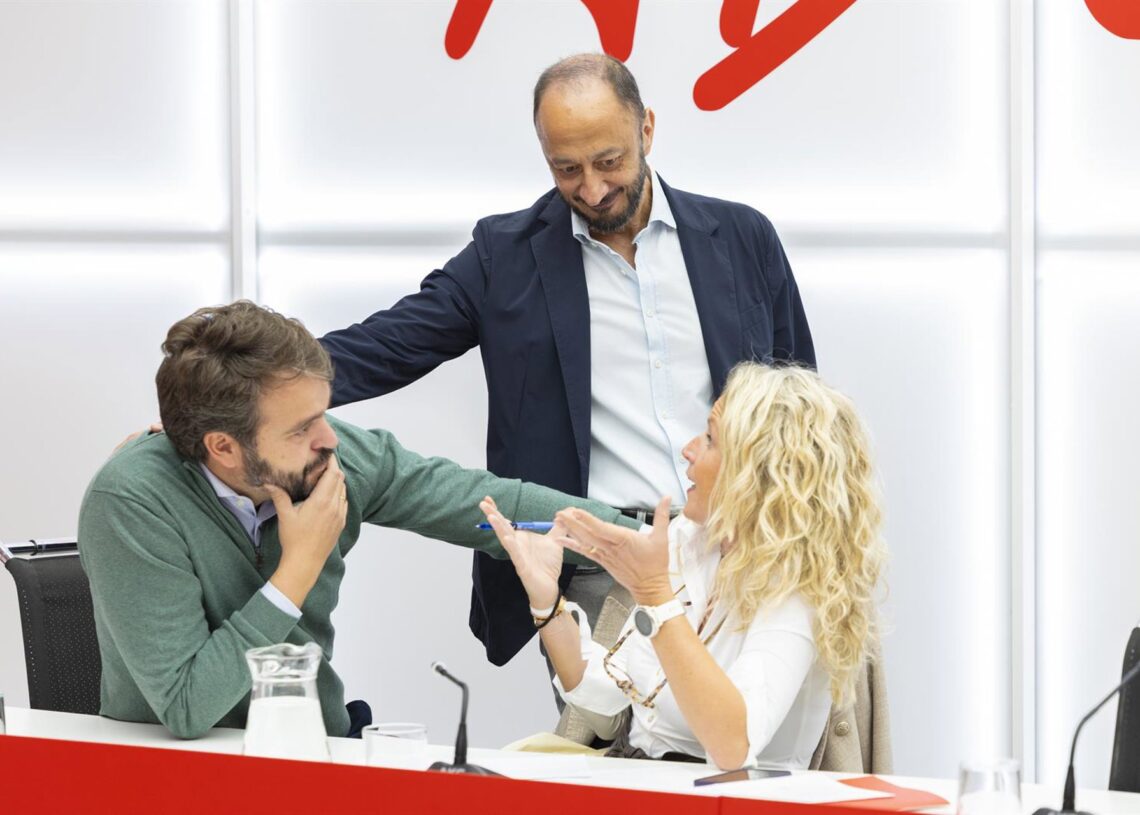 La portavoz del PSOE, Montse Mínguez junto a los miembros de la Ejecutiva Juan Francisco Serrano y Alfonso Gómez de Celis.EVA ERCOLANESE