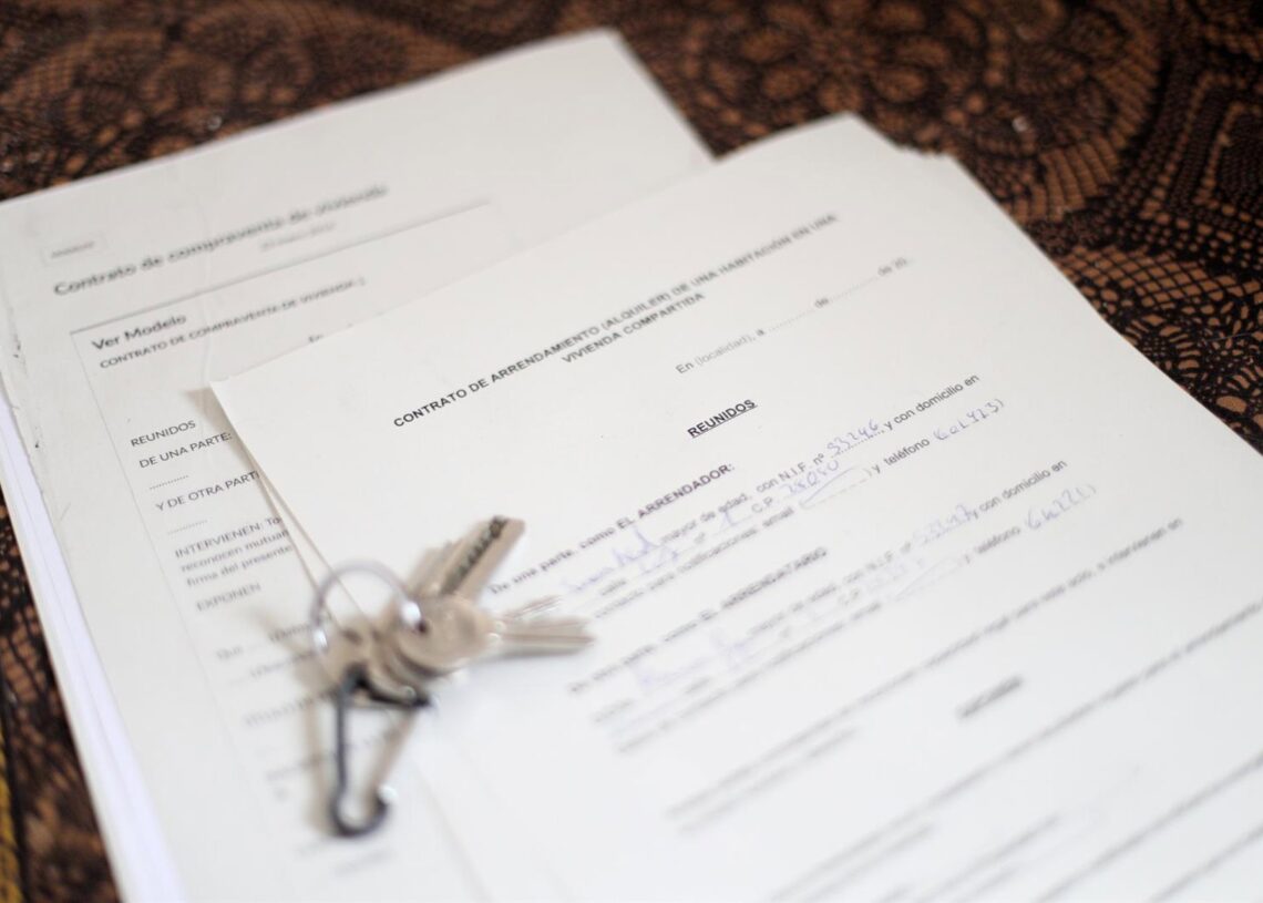 Archivo - Unas llaves sobre un contrato de compraventa de vivienda.Eduardo Parra - Europa Press - Archivo