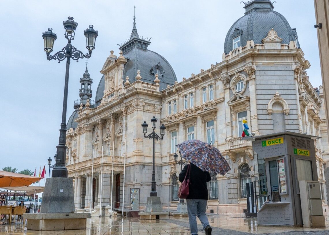 Una persona pasea bajo la lluvia por el centro de CartagenaAYUNTAMIENTO DE CARTAGENA