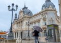Una persona pasea bajo la lluvia por el centro de CartagenaAYUNTAMIENTO DE CARTAGENA
