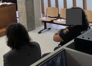 Juicio contra el acusado de violar y robar a una mujer en Vigo, en 2013, que acabó celebrándose a puerta cerrada por la actitud violenta del procesado hacia los medios de comunicación. Finalmente ha sido condenado a 16 años y medio de cárcel.EUROPA PRESS