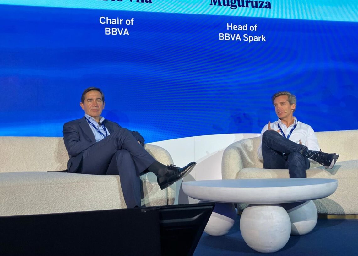 El presidente de BBVA, Carlos Torres, y el 'head' de BBVA Spark, Santiago Muguruza.EUROPA PRESS