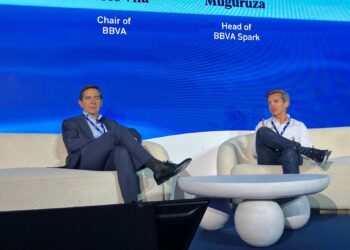 El presidente de BBVA, Carlos Torres, y el 'head' de BBVA Spark, Santiago Muguruza.EUROPA PRESS