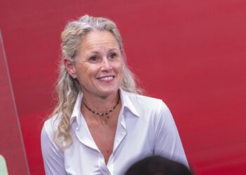 La portavoz del PSOE, Montse Mínguez, en una rueda de prensa en la sede del partido en la calle Ferraz.EVA ERCOLANESE