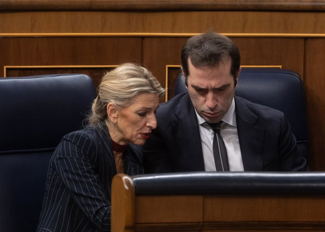 Archivo - La vicepresidenta segunda y ministra de Trabajo, Yolanda Díaz y el ministro de Economía, Carlos Cuerpo, durante una sesión plenaria, en el Congreso de los Diputados, a 27 de noviembre de 2024, en Madrid (España).Eduardo Parra - Europa Press - Archivo