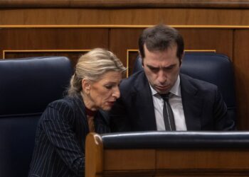 Archivo - La vicepresidenta segunda y ministra de Trabajo, Yolanda Díaz y el ministro de Economía, Carlos Cuerpo, durante una sesión plenaria, en el Congreso de los Diputados, a 27 de noviembre de 2024, en Madrid (España).Eduardo Parra - Europa Press - Archivo