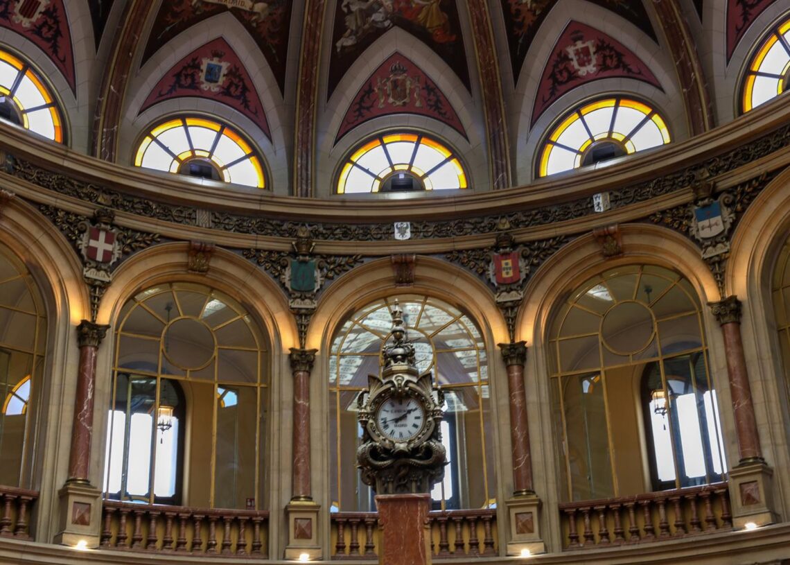 Archivo - Un reloj en el interior de la una de las instalaciones del Palacio de la Bolsa de Madrid, a 1 de junio de 2023, en Madrid (España).Marta Fernández Jara - Europa Press - Archivo