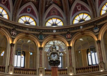 Archivo - Un reloj en el interior de la una de las instalaciones del Palacio de la Bolsa de Madrid, a 1 de junio de 2023, en Madrid (España).Marta Fernández Jara - Europa Press - Archivo