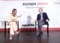 La vicepresidenta segunda del Gobierno y ministra de Trabajo y Economía Social, Yolanda Díaz y el director de Europa Press, Javier García Vila, durante un desayuno informativo de Europa Press en el NH Collection Eurobuilding, a 9 de octubre de 2025 en MadEduardo Parra - Europa Press