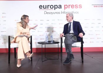 La vicepresidenta segunda del Gobierno y ministra de Trabajo y Economía Social, Yolanda Díaz y el director de Europa Press, Javier García Vila, durante un desayuno informativo de Europa Press en el NH Collection Eurobuilding, a 9 de octubre de 2025 en MadEduardo Parra - Europa Press