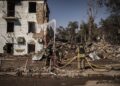 Archivo - Los servicios de emergencia responden a un ataque ruso en la ciudad ucraniana de KramatorskEuropa Press/Contacto/Nicolas Cleuet - Archivo