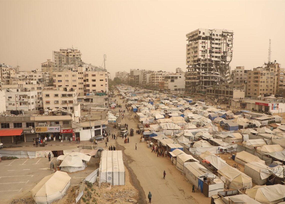 Archivo - Imagen de archivo de palestinos desplazados en tiendas de campaña durante una tormenta de arena en la ciudad de Gaza, en el norte de la FranjaOmar Ashtawy/APA Images via ZUMA / DPA - Archivo
