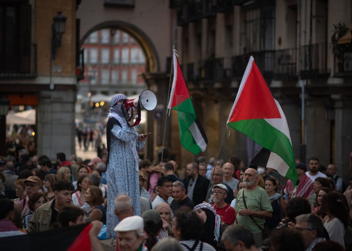 Un grupo de personas con banderas palestinas durante una concentración en contra de la interceptación de la Flotilla de la LibertadFernando Sánchez - Europa Press