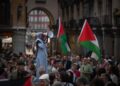 Un grupo de personas con banderas palestinas durante una concentración en contra de la interceptación de la Flotilla de la LibertadFernando Sánchez - Europa Press