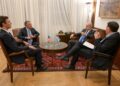 El primer ministro de Israel, Benjamin Netanyahu, se reúne con el enviado especial estadounidense para Oriente Próximo, Steve Witkoff, y con el yerno del presidente, Jared KushnerOFICINA DEL PRIMER MINISTRO DE ISRAEL