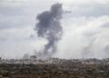 Una columna de humo sale desde la Franja de GazaEuropa Press/Contacto/Omar Ashtawy