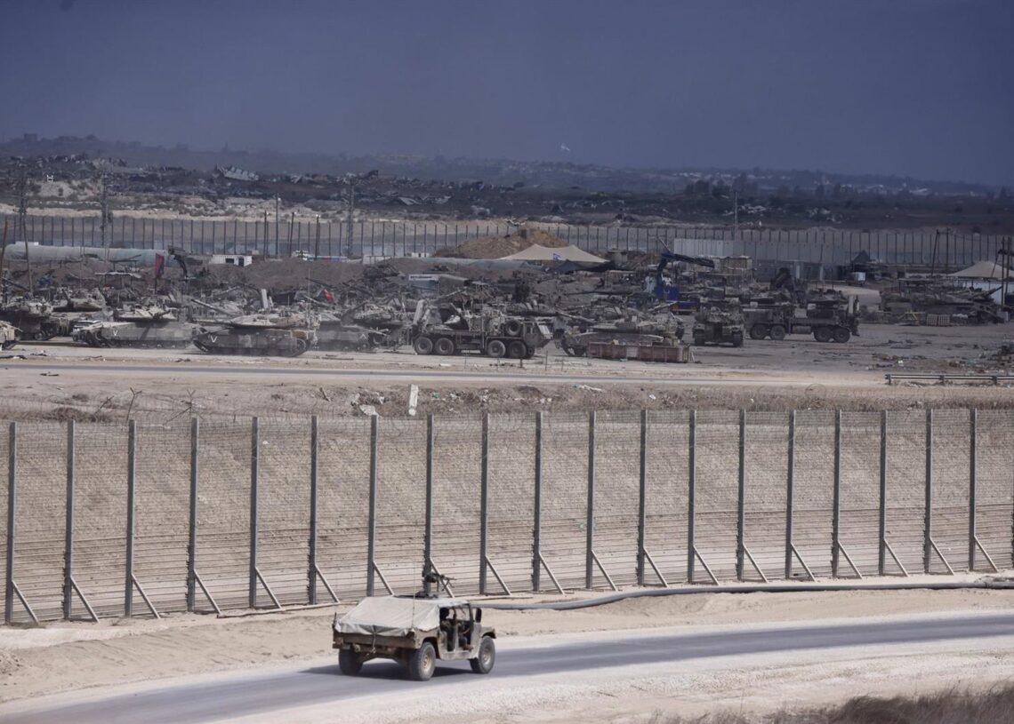 Vehículos militares israelíes en la frontera israelí con GazaEuropa Press/Contacto/Jamal Awad