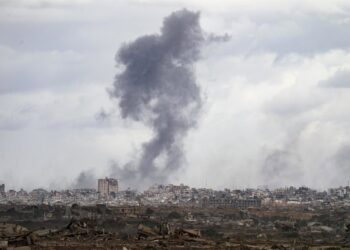 Una columna de humo sale desde la Franja de GazaEuropa Press/Contacto/Omar Ashtawy