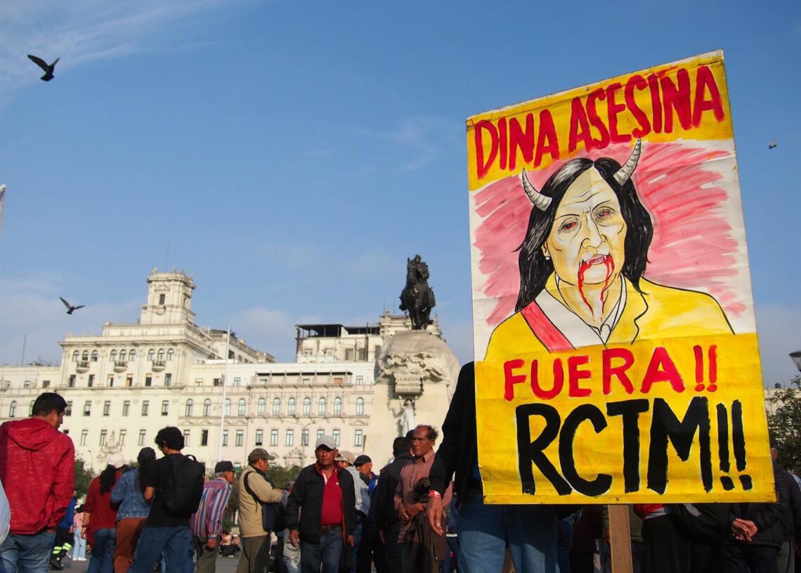 Archivo - Una pancarta con el mensaje "¡Fuera Dina Asesina!", ante cientos de personas que marchan por las calles de Lima protestando contra el Gobierno de Dina Boluarte, el Congreso y el Poder Judicial, en Lima, PerúEuropa Press/Contacto/Carlos Garcia Granthon