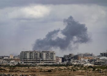 Una columna de humo se eleva en medio de los ataques israelíes atacan en el campo de refugiados de Nuseirat, en la Franja de Gaza, a pesar del acuerdo de alto el fuego alcanzadoEuropa Press/Contacto/Omar Ashtawy