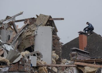 Archivo - Un hombre inspecciona los daños en una chimenea tras un ataque ruso en el oblast de Kiev, UcraniaEuropa Press/Contacto/Gaby Schuetze