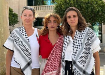 Las activistas mallorquinas integrantes de la Global Sumud Flotilla Reyes Rigo (i), Alejandra Martínez (c) y Lucía Muñoz (d).PODEMOS BALEARES