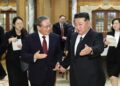 El primer ministro de China, Li Qiang, junto al líder norcoreano, Kim Jong Un.Europa Press/Contacto/Huang Jingwen