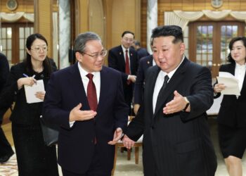 El primer ministro de China, Li Qiang, junto al líder norcoreano, Kim Jong Un.Europa Press/Contacto/Huang Jingwen