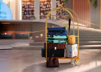 Maleta de viajeros en un hotelSKYSCANNER