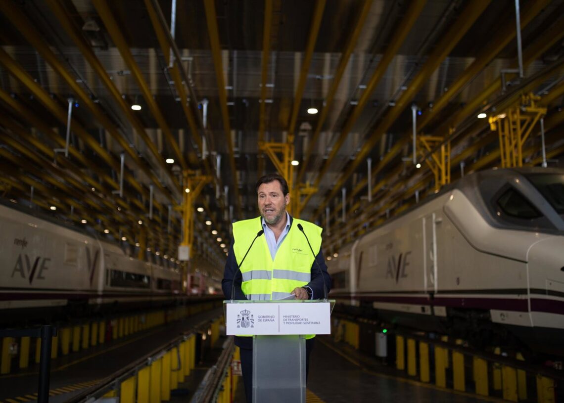 El ministro de Transportes y Movilidad Sostenible, Óscar Puente, interviene durante la presentación del Plan director de inversiones en los talleres de Renfe 2025-2030, en los Talleres de Renfe en Fuencarral, a 10 de octubre de 2025, en Madrid (España). EAlejandro Martínez Vélez - Europa Press